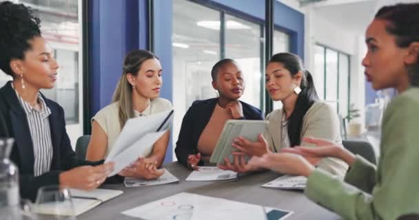 Tablet Documents Diversity Women Review Financial Portfolio Feedback Stock Market — Stok video