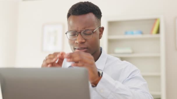 头疼和专业的黑人男人在办公室里有一个项目或工作的最后期限 工作场所在电脑上工作时患有偏头痛 沮丧和精疲力竭的非洲男性商业雇员 — 图库视频影像
