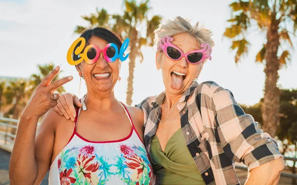 Vacation Funky Sunglasses Senior Women Retirement Summer Weekend Trip Together — Stockfoto