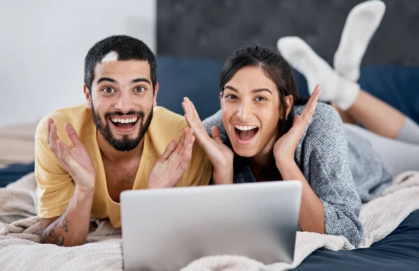 Entered Won Young Couple Using Laptop Bed Looking Shocked — Stok fotoğraf
