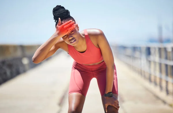 发烧和黑衣女子跑步经过大海 身体健康 训练和跑步受伤 运动和运动员关节 肌肉和炎症问题与模糊的背景 — 图库照片