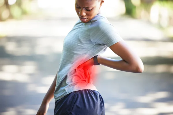 健身和黑人妇女在公园里背痛进行锻炼 跑步和马拉松训练 有肌肉紧张 关节疼痛和脊柱健康的健康 X线解剖和女运动员 — 图库照片