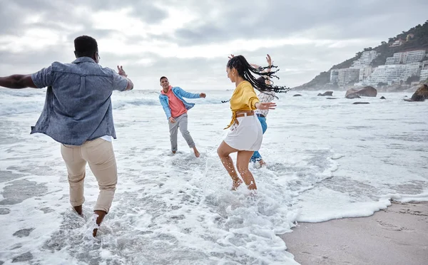 Amigos Praia Respingo Água Oceano Com Viagens Aventura Grupo Pessoas — Fotografia de Stock