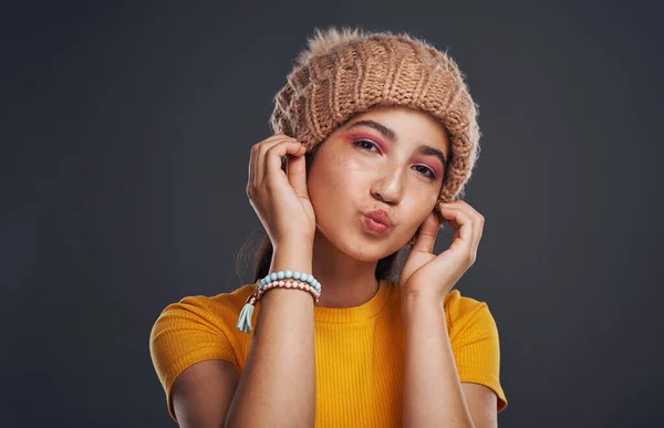 Infamous Duckface Cropped Portrait Attractive Teenage Girl Wearing Beanie Feeling — Photo
