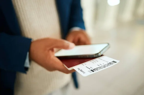 Телефон Квиток Аеропорт Рука Людини Онлайн Бронювання Фінтех Цифрового Сповіщення — стокове фото