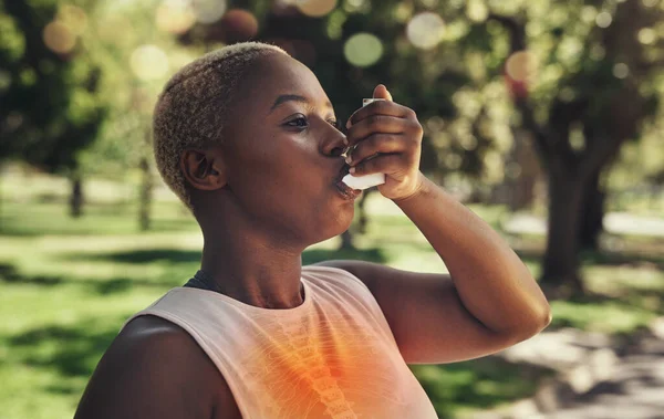 Natura Fitness Kobieta Pompą Astmy Intensywnym Treningu Biegowym Lub Treningu — Zdjęcie stockowe