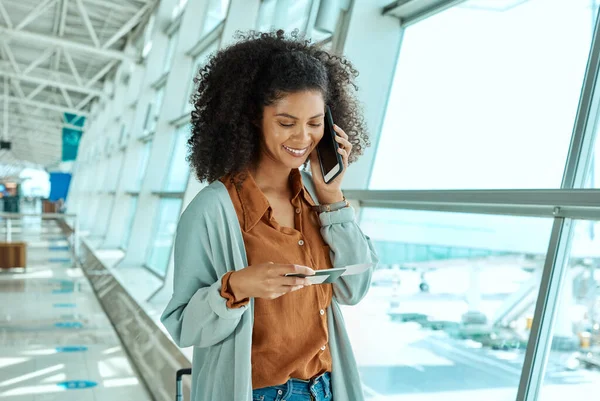 Donna Nera Telefonate Viaggi Con Biglietto Aereo Comunicazione Aeroporto Con — Foto Stock