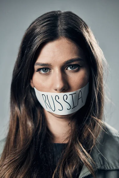 Frau Gesicht Und Protest Mit Klebeband Russland Für Kalten Krieg — Stockfoto