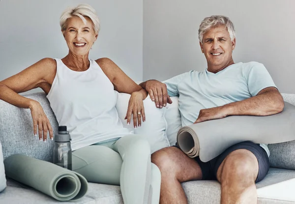 Fitness Yoga Portrait Senior Couple Sofa Smile Ready Wellness Healthy — Photo