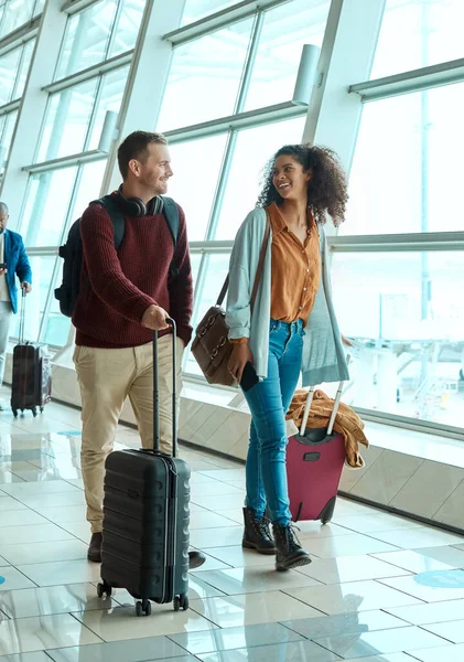 Reizen Liefde Glimlach Met Interraciale Paar Luchthaven Voor Vakantie Toerisme — Stockfoto
