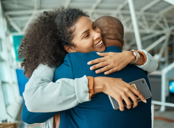Neri Abbracciano Riuniscono Aeroporto Viaggiano Con Amore Cura Relazione Felici — Foto Stock