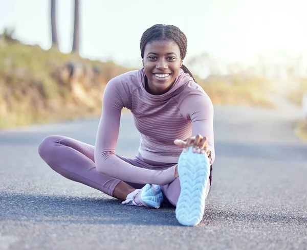 伸展和描绘在路上跑步 锻炼和做有氧运动的黑人妇女 跑步者在街头和腿上的训练 健康和马拉松 为健康 运动和目标热身 — 图库照片