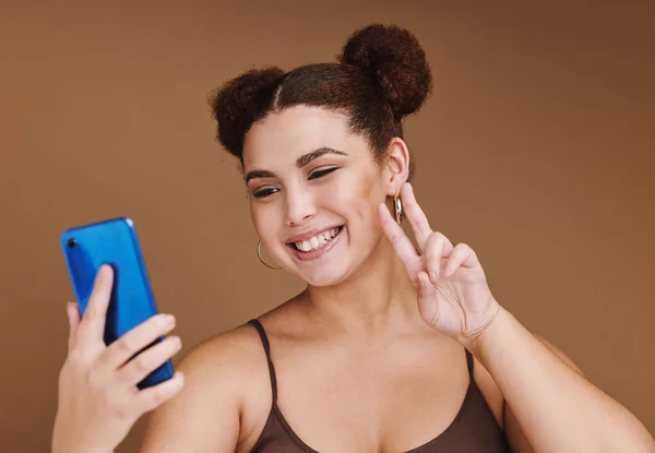 Selfie Peace Sign Black Woman Phone Feeling Excited Happy Beauty — Stock Photo, Image