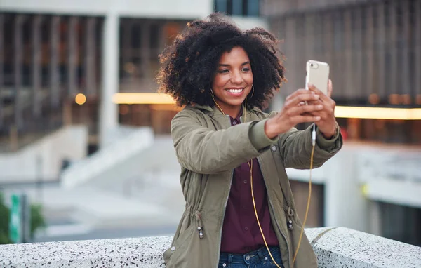Black Woman City Selfie Smile Smartphone Happiness Social Media Profile — Foto Stock