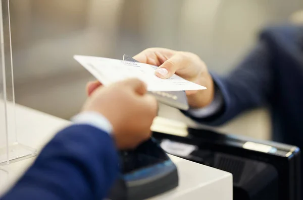 Χέρια Αεροδρόμιο Και Πράκτορας Υπηρεσιών Εισιτήριο Διαβατήριο Έγγραφα Για Την — Φωτογραφία Αρχείου