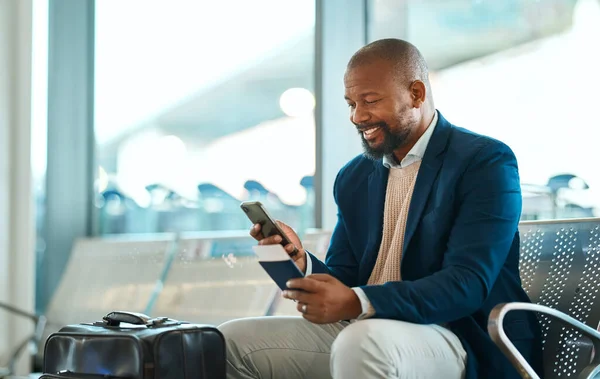 Reizen Ticket Telefoon Met Zwarte Man Luchthaven Voor Sociale Media — Stockfoto