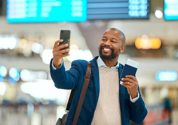 Viaggio Selfie Biglietto Con Uomo Nero Aeroporto Social Media Partenza — Foto Stock