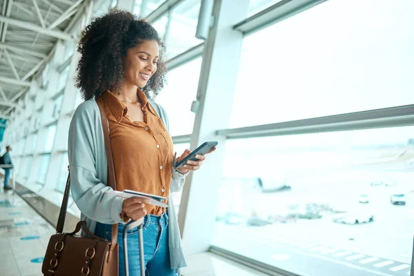 Donna Nera Aeroporto Viaggiare Con Smartphone Volo Comunicazione Controllare Social — Foto Stock