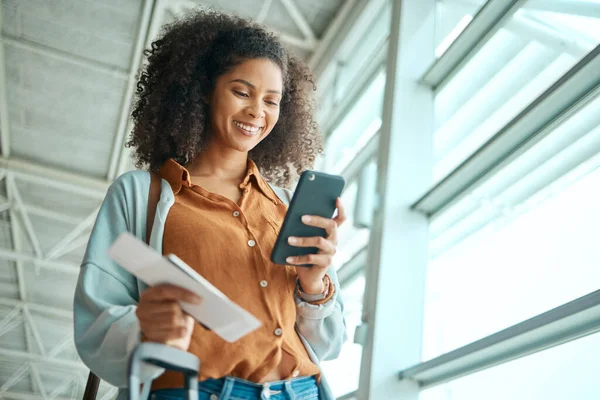 Black Woman Airport Travel Smartphone Plane Ticket Communication Check Social — Foto Stock