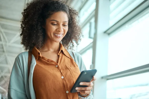 Black Woman Airport Travel Phone Communication Check Social Media Smile — Foto Stock