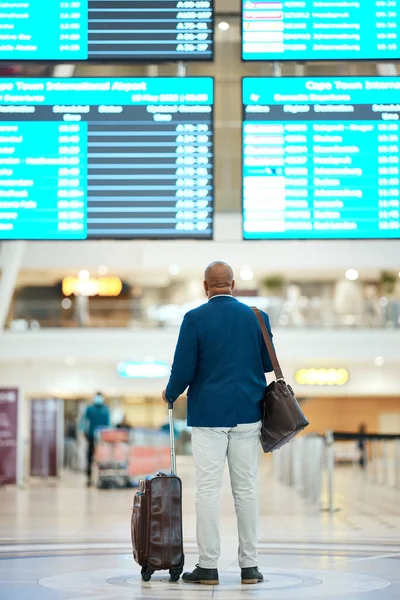 Zwarte Man Luchthaven Vluchtschema Weer Geven Wachten Terminal Voor Internationale — Stockfoto