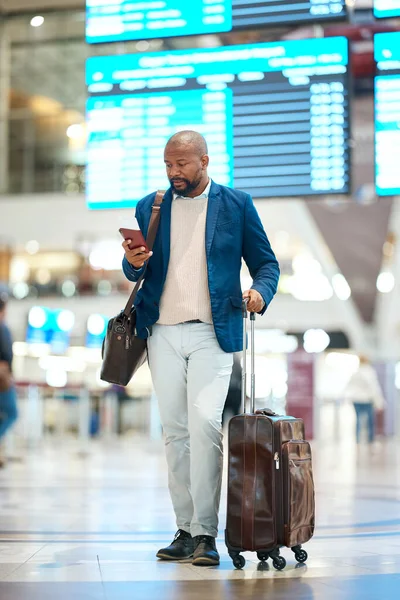 Black Man Phone Luggage Checking Flight Schedule Online Waiting Terminal — Zdjęcie stockowe