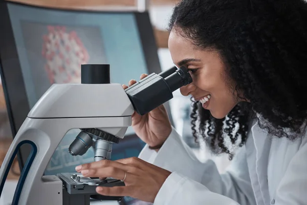 Science Microscope Zoom Doctor Black Woman Work Lab Innovation Research — Photo