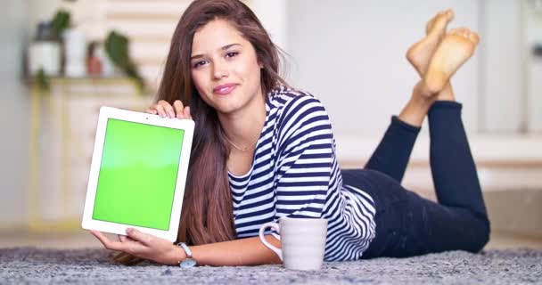 Зеленый Экран Релакс Табличка Лицом Женщины Полу Гостиной Технологий Интернета — стоковое видео