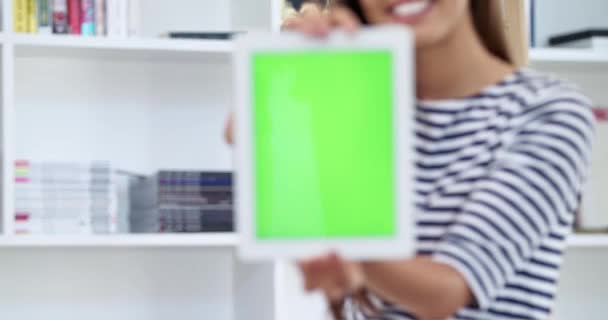 Pantalla Verde Tecnología Tableta Con Manos Mujer Croma Clave Maqueta — Vídeo de stock