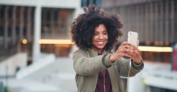 Donna Nera Città Selfie Con Afro Telefono Sorriso Immagine Del — Foto Stock