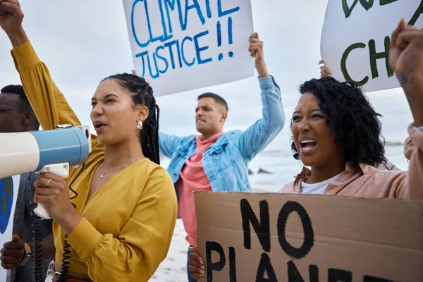 Protest Global Warming Megaphone Black Woman Beach Environment Earth Day — Stockfoto