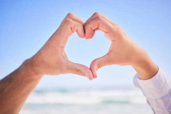 Любовь Руки Пара Пляже Сердечным Знаком Отпуске Романтическом Медовом Месяце — стоковое фото