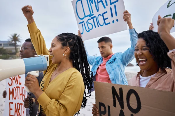 Protest Climate Change Megaphone Black Woman Beach Environment Earth Day — Stockfoto