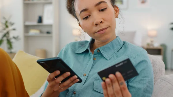 Telefoon Creditcard Financiën Met Vrouw Bank Voor Betaling Online Winkelen — Stockfoto