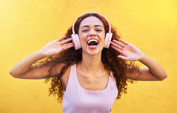 Music Portrait Laughter Black Woman Listening Radio Outdoor Yellow Wall — Stock Photo, Image