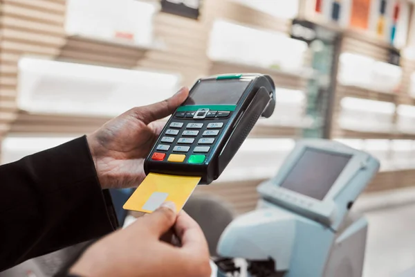 Χέρια Πιστωτική Κάρτα Και Μηχάνημα Για Τραπεζικές Συναλλαγές Ηλεκτρονικό Εμπόριο — Φωτογραφία Αρχείου
