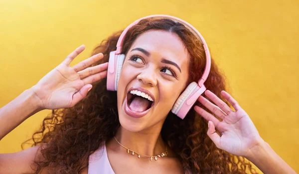 Music Thinking Wow Black Woman Listening Radio Outdoor Yellow Wall — Stock Photo, Image