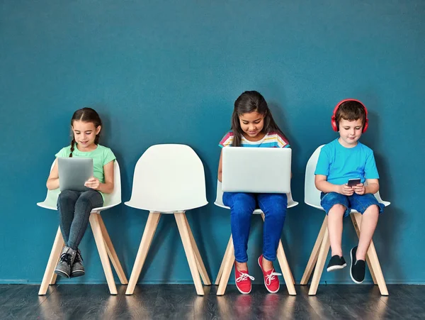 Crecer Mundo Inalámbrico Captura Estudio Niños Sentados Sillas Utilizando Tecnología —  Fotos de Stock