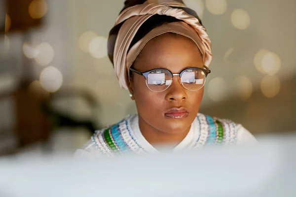 Black Woman Face Reading Computer Screen Focus Working Editor Research — Stock Fotó