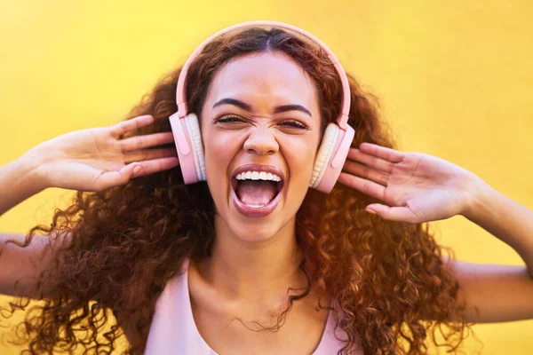 Music Face Shouting Black Woman Listening Radio Outdoor Yellow Wall — Stock Photo, Image