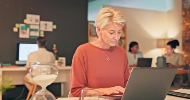 Büro Laptop Und Seniorin Schreiben Feedback Über Soziale Netzwerke Kundenerfahrung — Stockvideo