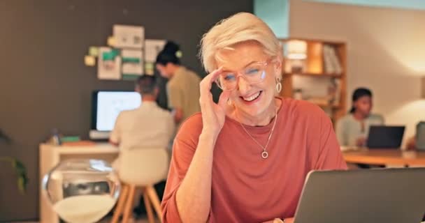 办公室 脸和快乐的老年女性在做社交网络反馈 客户体验或电子商务的回顾 从事在线调查分析的品牌监测数据 笔记本电脑和肖像管理器 — 图库视频影像