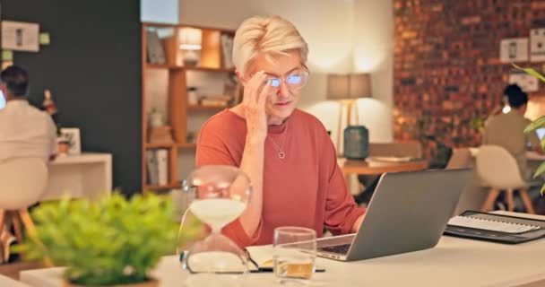 Büro Laptop Burnout Oder Seniorin Müde Über Feedback Bewertungen Von — Stockvideo