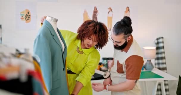 Mode Kleidung Und Stylisten Styling Einer Schaufensterpuppe Für Den Einzelhandel — Stockvideo