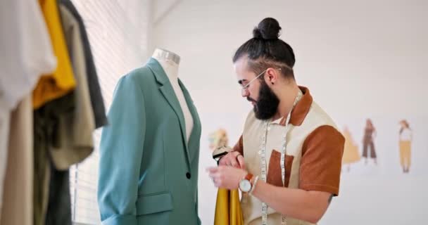 Männlicher Designer Modearbeit Und Nähstoffdesign Mit Schaufensterpuppe Für Maßgeschneiderte Muster — Stockvideo