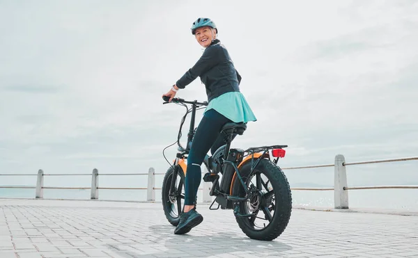 Back Portrait Bike Senior Woman Promenade Exercise Healthy Lifestyle Balance — Stock Fotó