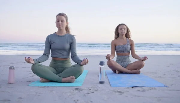 Yoga Meditatie Zen Met Vrouwelijke Vrienden Het Strand Voor Fitness — Stockfoto