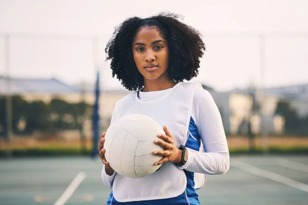 Αθλητισμός Netball Και Πορτραίτο Γυναίκας Μπάλα Μετά Από Αγώνα Άσκηση — Φωτογραφία Αρχείου