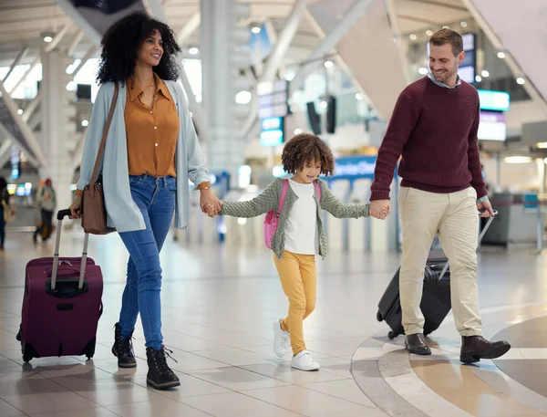Família Mãos Dadas Aeroporto Viajar Com Bagagem Pais Criança Caminhando — Fotografia de Stock