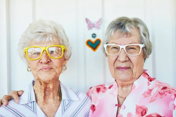 Making Golden Years Funky Years Portrait Two Happy Elderly Women — Stock fotografie